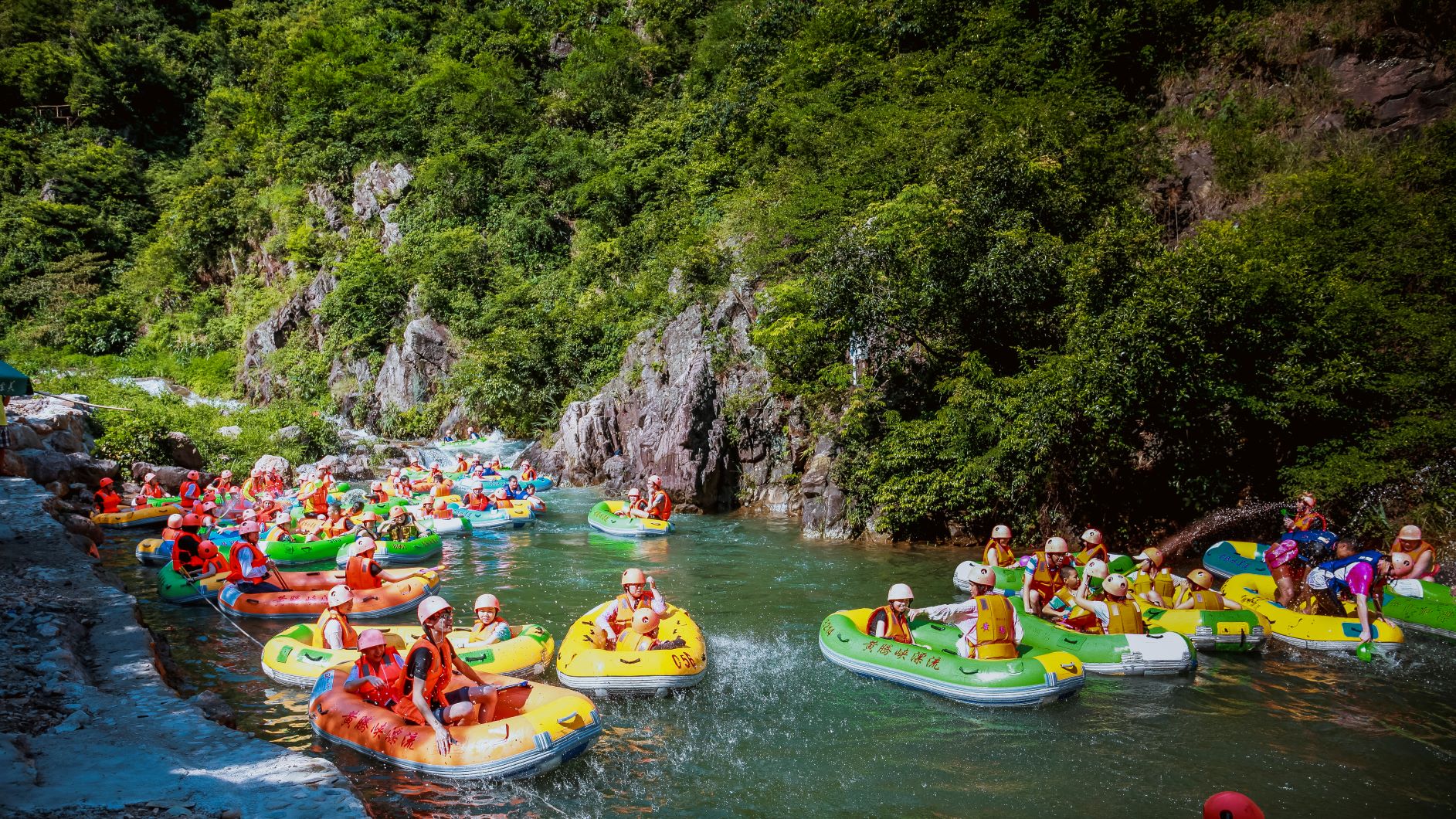 友通“水上漂流，激流勇進”團建活動